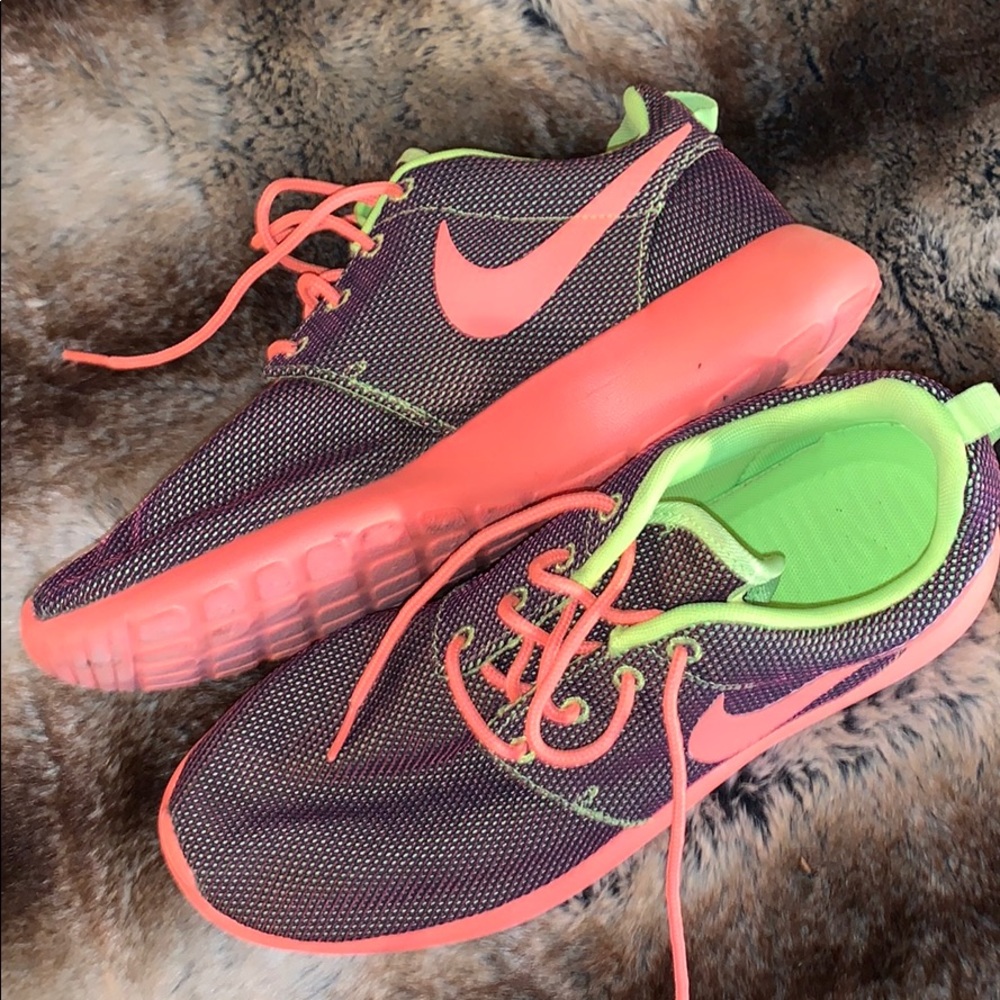 WORN ONCE: Nike Roche